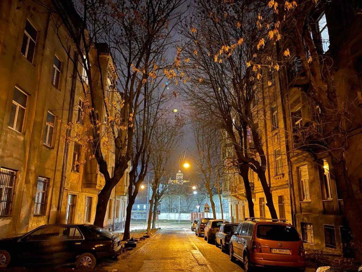 V&O Whitechocolateapt 800 M To Opera Lviv Exteriör bild