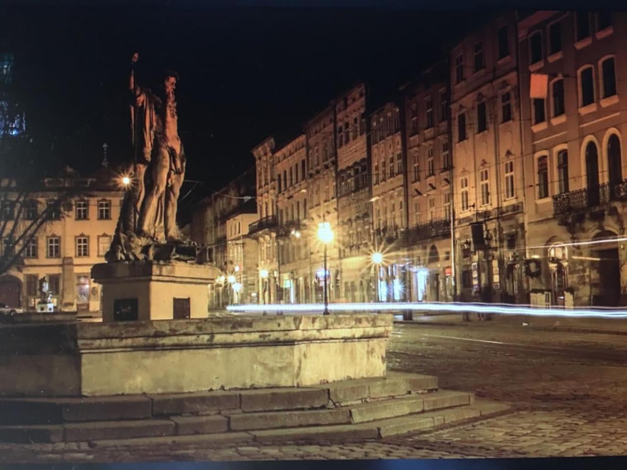 V&O Whitechocolateapt 800 M To Opera Lviv Exteriör bild
